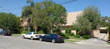 7450 Canby Ave in Reseda, CA - Foto de edificio - Building Photo