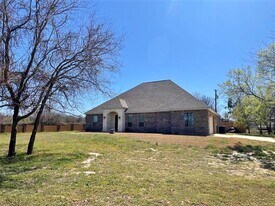 101 Hearthstone Ct in Weatherford, TX - Building Photo