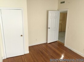 1133 Commonwealth Ave, Unit 6 in Boston, MA - Building Photo