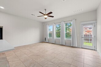 13001 Hymeadow Dr in Austin, TX - Foto de edificio - Building Photo