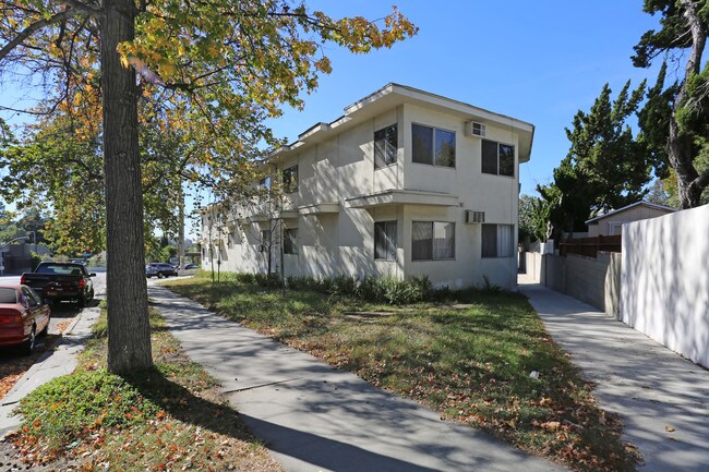 1421 Eagle Vista Dr in Los Angeles, CA - Foto de edificio - Building Photo