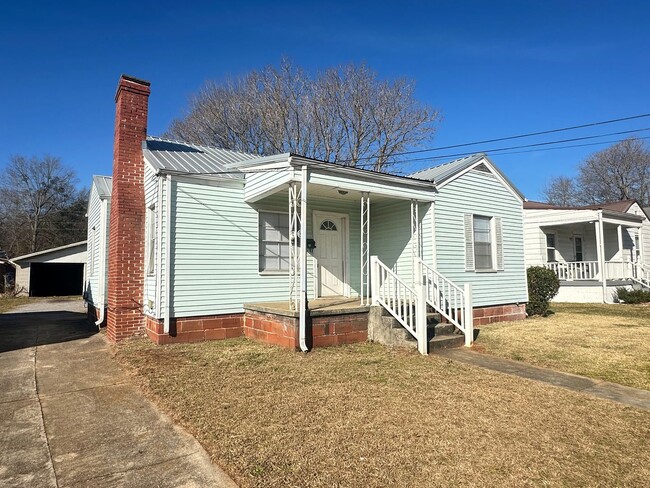 105 Woodward Dr in Bessemer, AL - Foto de edificio - Building Photo