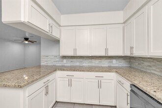 2213 N Thompson St in Conroe, TX - Building Photo - Building Photo