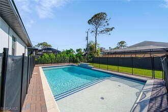 4665 Key Largo Ln in Bonita Springs, FL - Foto de edificio - Building Photo