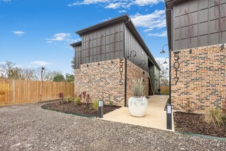 5015 Reed Rd in Houston, TX - Foto de edificio - Building Photo