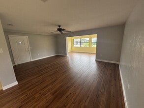 3267 Westford Ln in Sarasota, FL - Building Photo - Building Photo