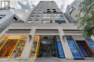 102 Bloor St W in Toronto, ON - Building Photo