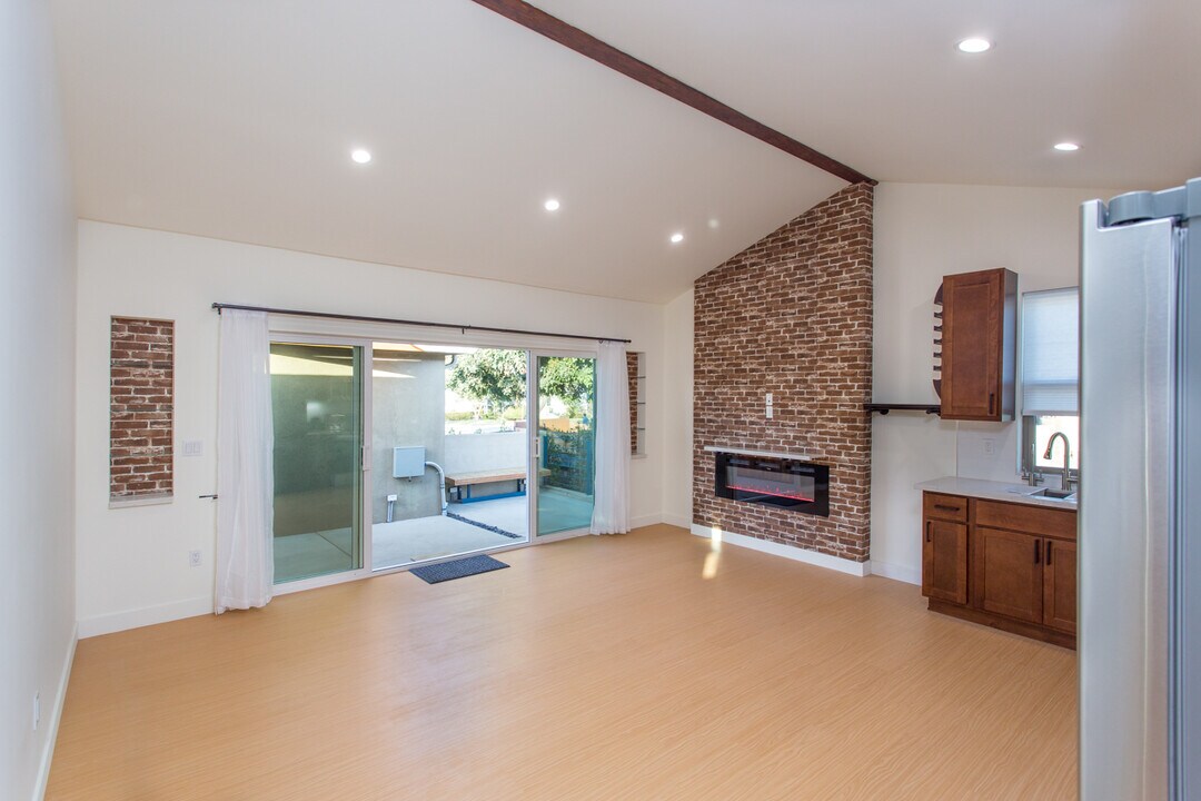5401 W 83rd St in Los Angeles, CA - Building Photo
