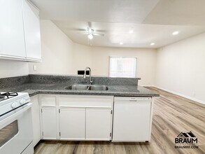 11459 Collins St in Los Angeles, CA - Foto de edificio - Building Photo