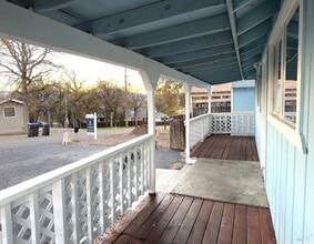 16060 39th Ave in Clearlake, CA - Foto de edificio - Building Photo