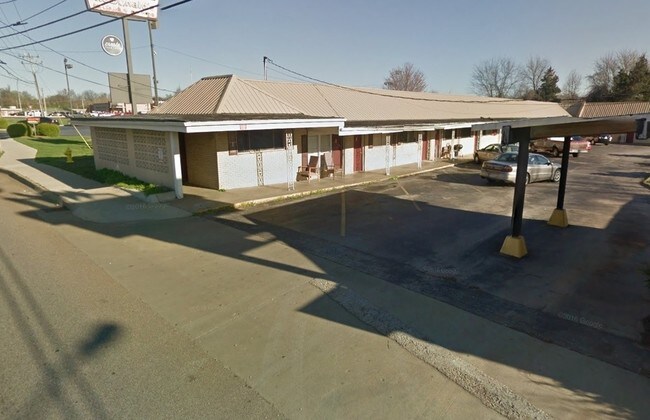 3550 W Chestnut Expy in Springfield, MO - Foto de edificio - Building Photo