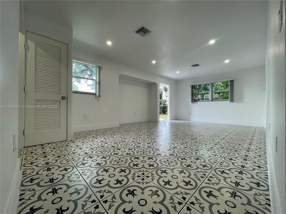 18447 NE 1st Ave-Unit -1 in Miami, FL - Building Photo