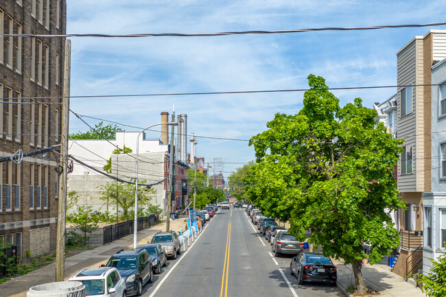 2411 Christian St in Philadelphia, PA - Building Photo - Building Photo