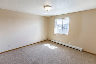 Sunset Ridge Apartment Community in Bismarck, ND - Building Photo - Building Photo