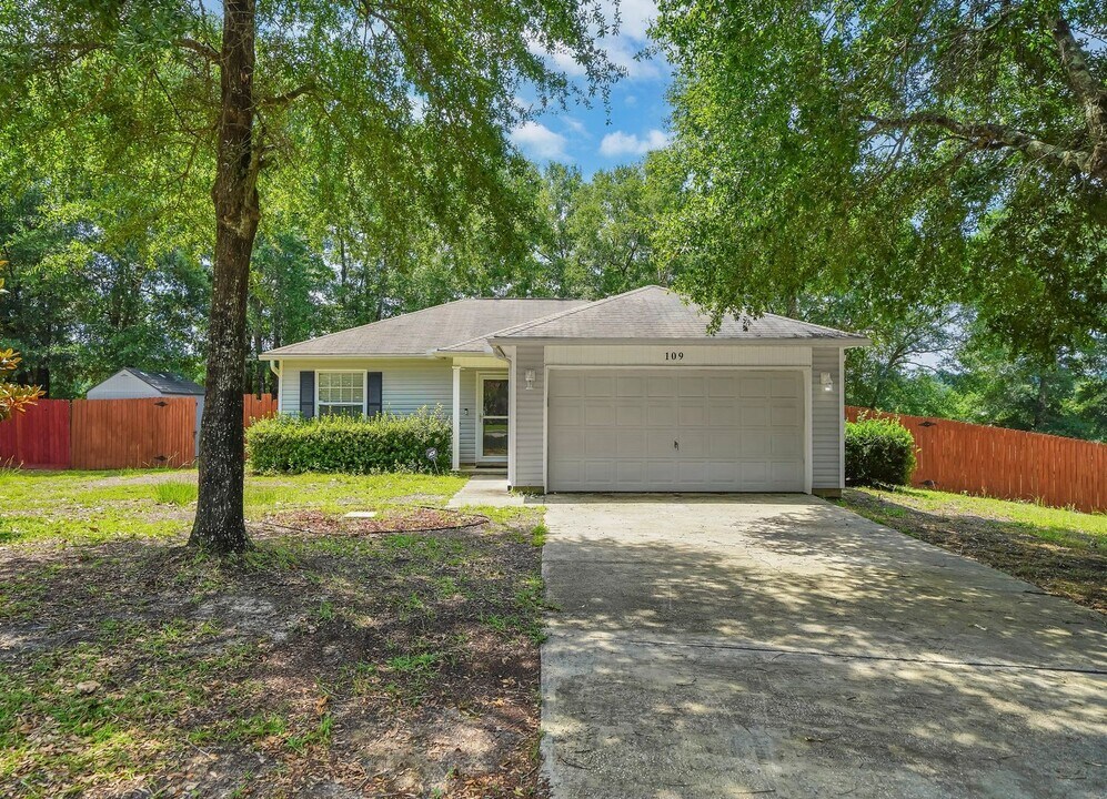 109 Cabana Way in Crestview, FL - Building Photo