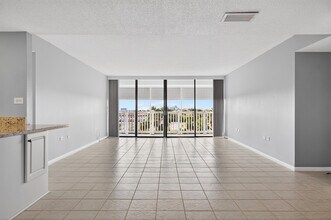 500 Treasure Island Causeway, Unit 504 in Treasure Island, FL - Foto de edificio - Building Photo