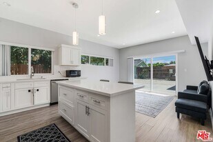 8461 Calvin Ave in Los Angeles, CA - Building Photo