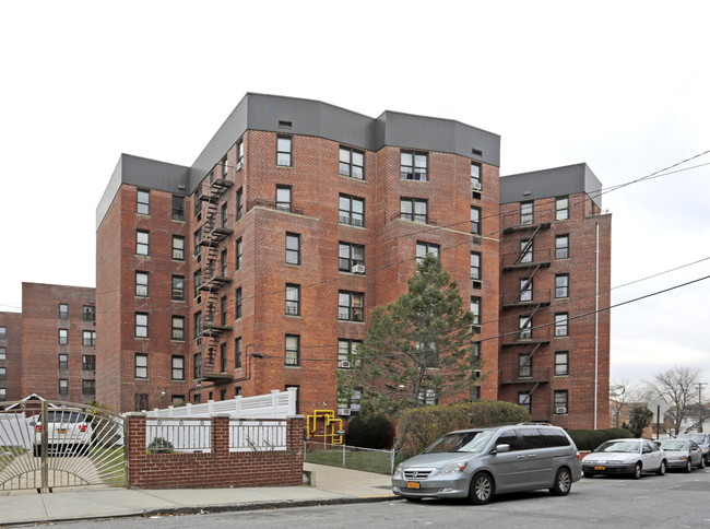 530 Briar Pl in Far Rockaway, NY - Foto de edificio - Building Photo