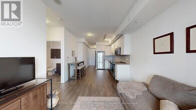 7900 Bathurst St in Vaughan, ON - Building Photo - Building Photo