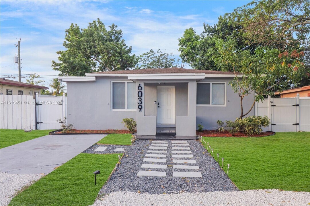 6039 SW 38th St in Miramar, FL - Building Photo