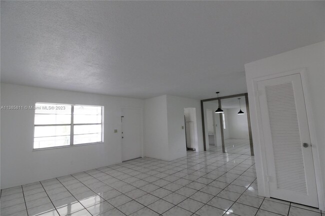 580 Egret Dr, Unit 302 in Hallandale Beach, FL - Building Photo - Building Photo