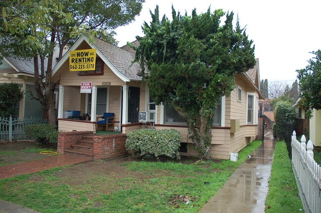 1027-1031 Chestnut Ave in Long Beach, CA - Foto de edificio - Building Photo