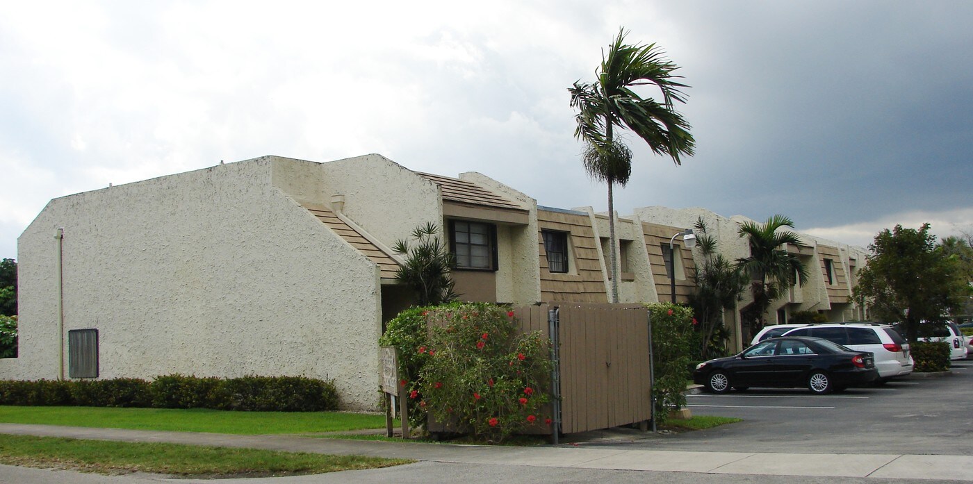 Colonial Court Apartment Condos in Hollywood, FL - Building Photo