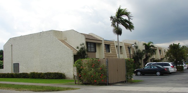 Colonial Court Apartment Condos