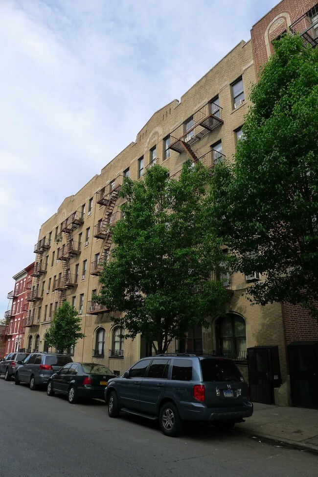 30-78 34th St in Astoria, NY - Foto de edificio - Building Photo