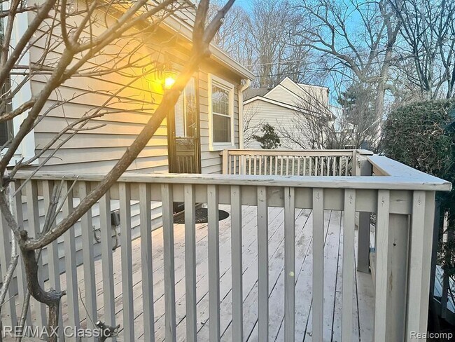 615 Leon Rd in Walled Lake, MI - Building Photo - Building Photo
