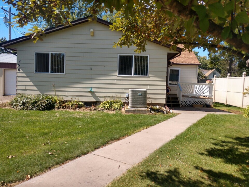 250 5th Ave SE in Milaca, MN - Building Photo