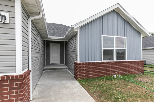 376 W Granada St in Republic, MO - Foto de edificio - Building Photo