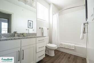 340 W 25th St, Unit 10-302 in Charlotte, NC - Foto de edificio - Building Photo