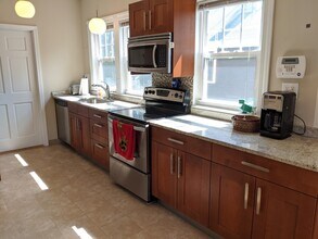 7 Nottingham St, Unit 2 in Newton, MA - Foto de edificio - Building Photo