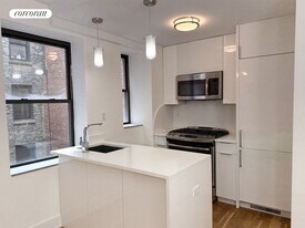 308 W 30th St in New York, NY - Building Photo