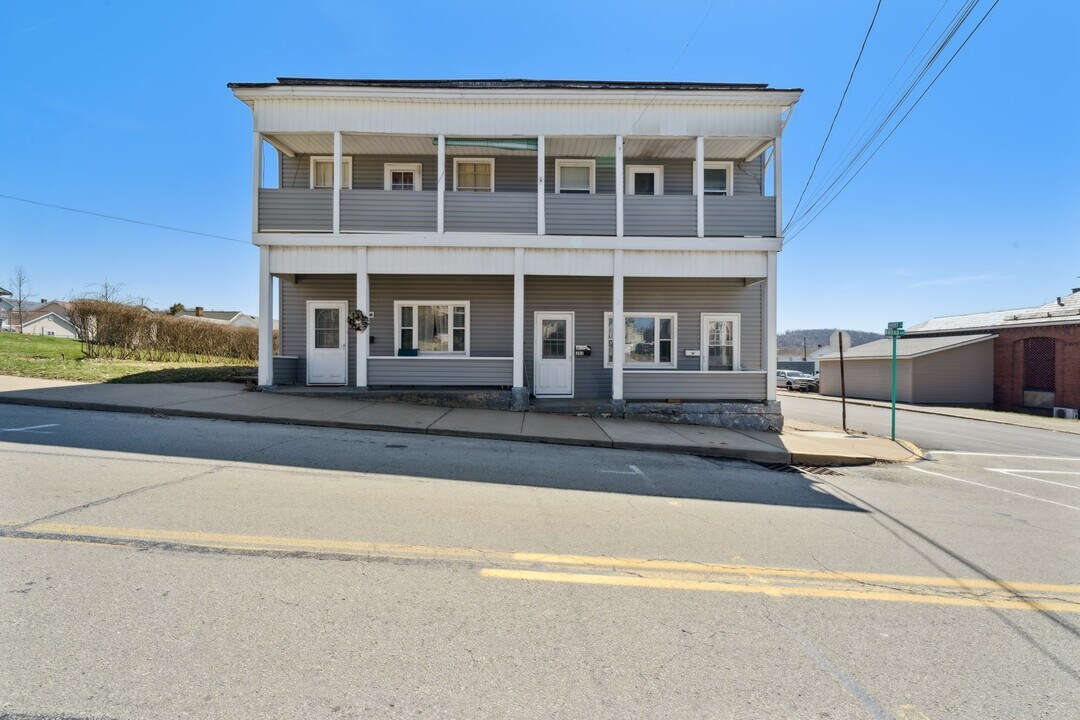 300 Broad Ave in North Belle Vernon, PA - Building Photo