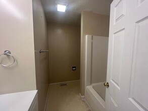 833 Money Tree Dr in Chatham, IL - Building Photo - Building Photo