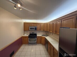 125 Albury Way in North Brunswick, NJ - Building Photo - Building Photo