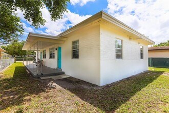 2171 NW 100th St in Miami, FL - Building Photo - Building Photo
