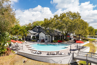 Carrollwood Station in Tampa, FL - Foto de edificio - Building Photo