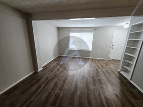 8834 Long Beach Cir in Atlanta, GA - Building Photo - Building Photo