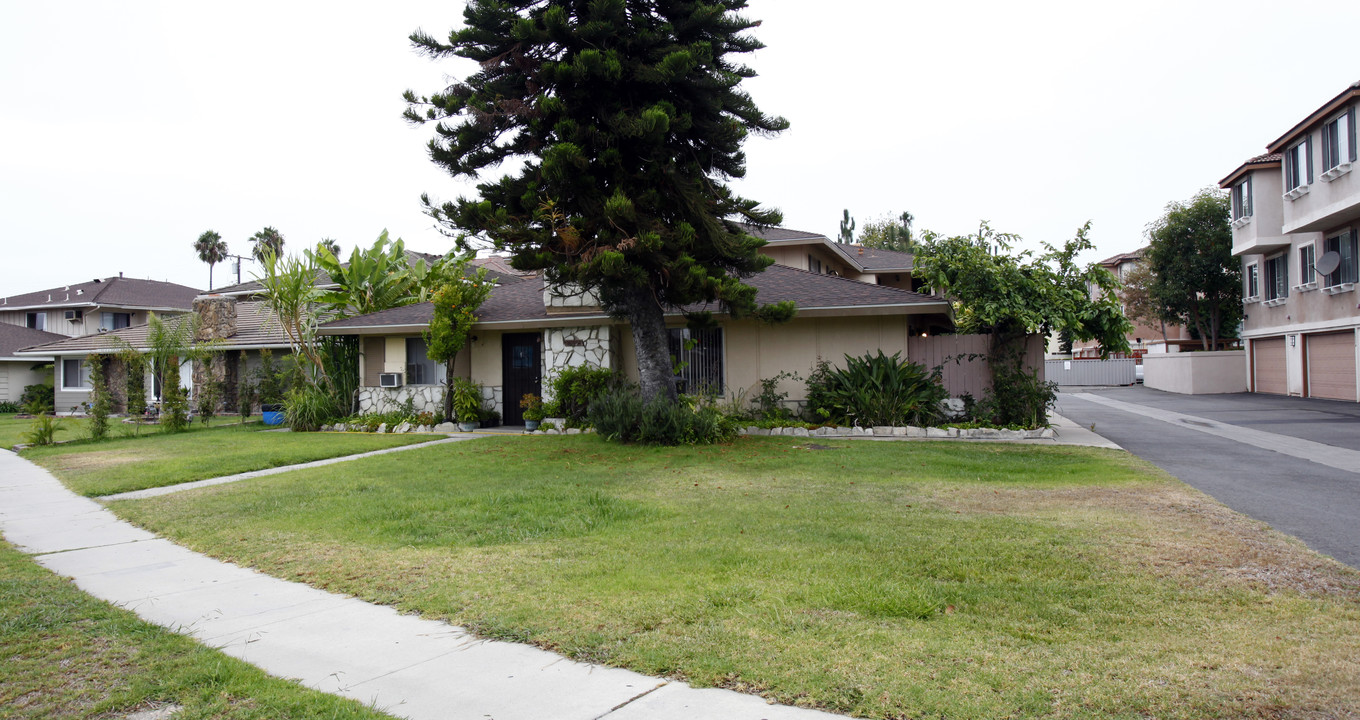 13551 Arizona St in Westminster, CA - Building Photo