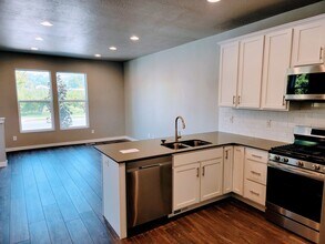 1271 N Main St in Bountiful, UT - Building Photo - Building Photo