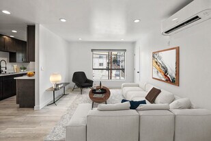 900 College St. in Los Angeles, CA - Building Photo