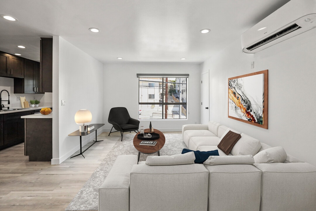 900 College St. in Los Angeles, CA - Foto de edificio