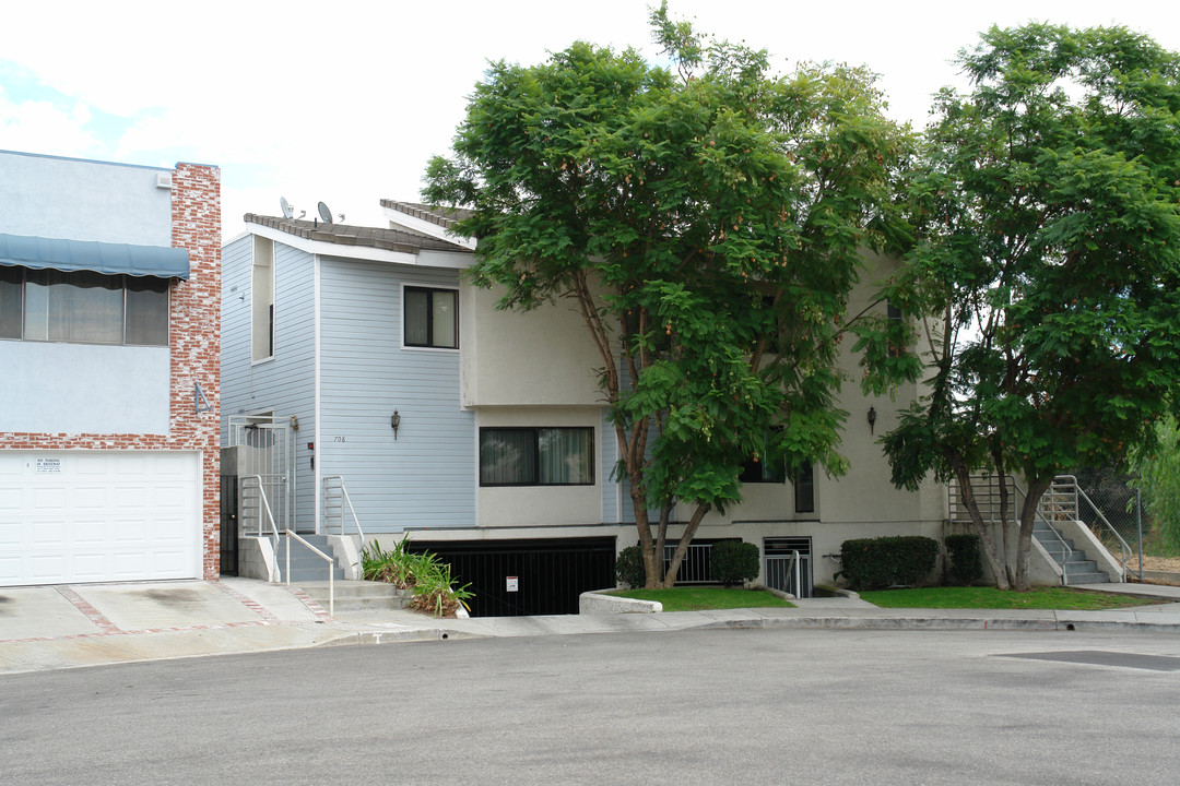 708 N Isabel St in Glendale, CA - Foto de edificio