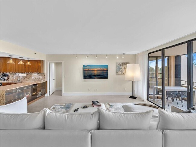 11113 Biscayne Blvd in Miami, FL - Building Photo - Building Photo