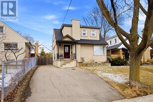 38 Clearbrooke Cir in Toronto, ON - Building Photo