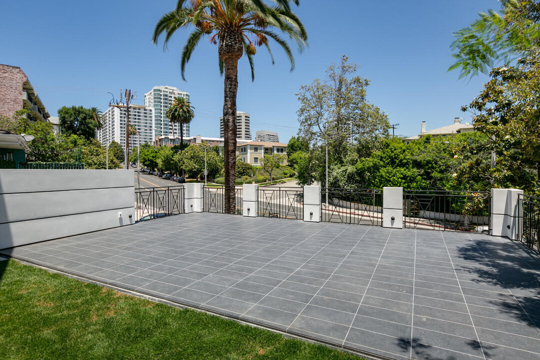1307 S Beverly Glen Blvd in Los Angeles, CA - Foto de edificio