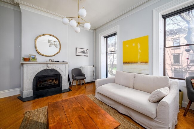 323 York St in Jersey City, NJ - Building Photo - Building Photo